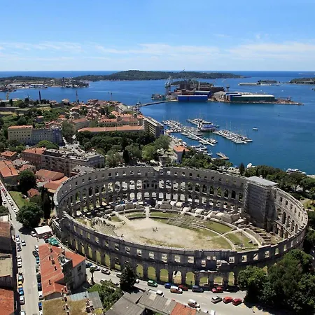With A Parking Space - 7649 Pula