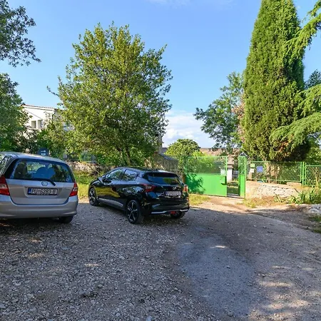 With A Parking Space - 7649